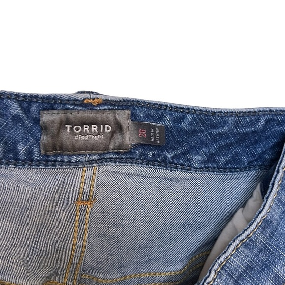 TORRID Jeans Women's Sz 26 Blue Jean shorts - Picture 2 of 3